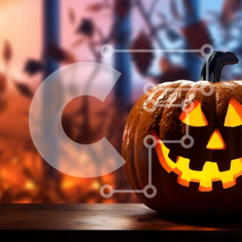 Intra Συλλεκτικό Ξύλινο Παζλ Plywood  4mm - Φωτισμένη κολοκύθα σε ξύλινο τραπέζι με φθινοπωρινό φόντο Σε Ξύλινο Κουτί - Διαστάσεις Puzzle: 10x10 cm – 25 κομμάτια - Image 1