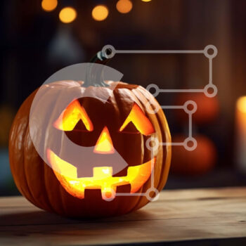 Intra Συλλεκτικό Ξύλινο Παζλ Plywood  4mm - Σκαλιστή κολοκύθα σε ξύλινο τραπέζι με κεριά Σε Ξύλινο Κουτί - Διαστάσεις Puzzle: 10x10 cm – 25 κομμάτια - Image 1