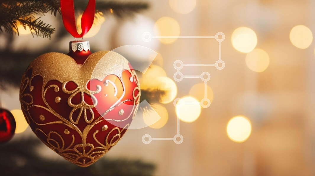 Intra Συλλεκτικό Ξύλινο Παζλ Plywood  4mm - Κόκκινο και χρυσό στολίδι σε σχήμα καρδιάς στο χριστουγεννιάτικο δέντρο Σε Ξύλινο Κουτί - Διαστάσεις: 10x10 cm – 25 κομμάτια