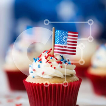 Intra Συλλεκτικό Ξύλινο Παζλ Plywood  4mm - Cupcakes 4ης Ιουλίου με Πατριωτικά Διακοσμητικά Σε Ξύλινο Κουτί - Διαστάσεις: 10x10 cm – 25 κομμάτια - Image 1