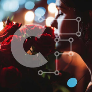 Intra Συλλεκτικό Ξύλινο Παζλ Plywood  4mm - Γυναίκα με κόκκινα τριαντάφυλλα και κεριά Σε Ξύλινο Κουτί - Διαστάσεις Puzzle: 10x10 cm – 25 κομμάτια