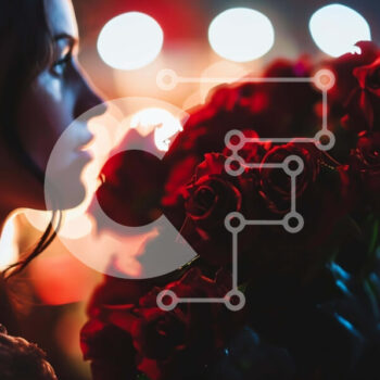 Intra Συλλεκτικό Ξύλινο Παζλ Plywood  4mm - Γυναίκα που κρατά κόκκινα τριαντάφυλλα μπροστά από το φωτισμένο φόντο Σε Ξύλινο Κουτί - Διαστάσεις Puzzle: 10x10 cm – 25 κομμάτια - Image 1