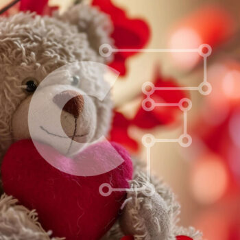 Intra Συλλεκτικό Ξύλινο Παζλ Plywood 4mm - Teddy Bear που περιβάλλεται από μια όμορφη σύνθεση από κόκκινα και λευκά λουλούδια Σε Ξύλινο Κουτί - Διαστάσεις Puzzle: 10x10 cm – 25 κομμάτια - Image 1