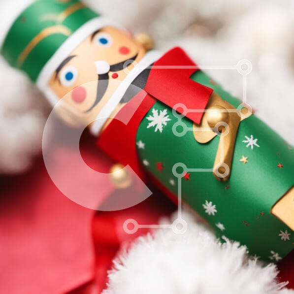 Intra Συλλεκτικό Ξύλινο Παζλ Plywood  4mm - Καρυοθραύστης διακοπών με πράσινο και κόκκινο χαρτί περιτυλίγματος σε νιφάδες χιονιού Σε Ξύλινο Κουτί - Διαστάσεις: 10x10 cm – 25 κομμάτια