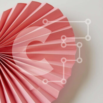 Intra Συλλεκτικό Ξύλινο Παζλ Plywood  4mm - Ροζ χαρτί Origami σε σχήμα καρδιάς σε τοίχο Σε Ξύλινο Κουτί - Διαστάσεις Puzzle: 10x10 cm – 25 κομμάτια - Image 1