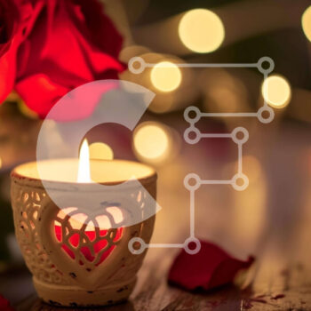 Intra Συλλεκτικό Ξύλινο Παζλ Plywood  4mm - Ρομαντικό κερί και κόκκινα τριαντάφυλλα σε ένα ξύλινο τραπέζι Σε Ξύλινο Κουτί - Διαστάσεις Puzzle: 10x10 cm – 25 κομμάτια - Image 1