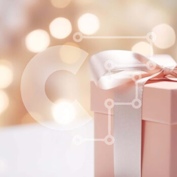 Intra Συλλεκτικό Ξύλινο Παζλ Plywood  4mm - Ροζ κουτί δώρου σε διακοσμημένο τραπέζι με λαμπερά φωτάκια Σε Ξύλινο Κουτί - Διαστάσεις Puzzle: 10x10 cm – 25 κομμάτια - Image 1