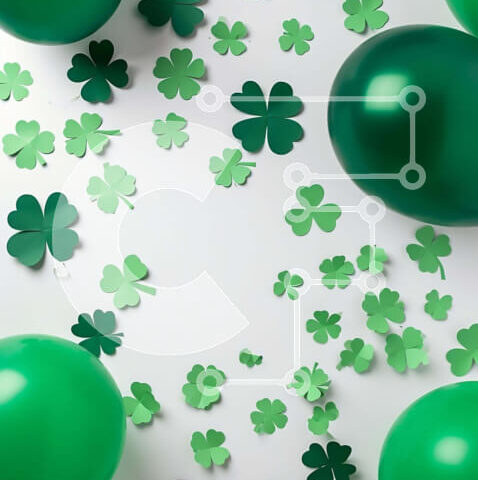 Intra Συλλεκτικό Ξύλινο Παζλ Plywood  4mm - Διακοσμήσεις με μπαλόνια και τριφύλλι της ημέρας του Αγίου Πατρικίου σε λευκό φόντο Σε Ξύλινο Κουτί - Διαστάσεις: 10x10 cm – 25 κομμάτια - Image 1
