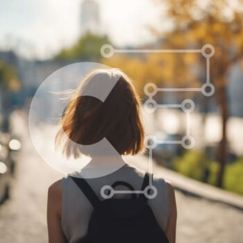 Intra Συλλεκτικό Ξύλινο Παζλ Plywood  4mm - Γυναίκα που περπατά στον δρόμο της πόλης με ένα σακίδιο Σε Ξύλινο Κουτί - Διαστάσεις Puzzle: 10x10 cm – 25 κομμάτια - Image 1