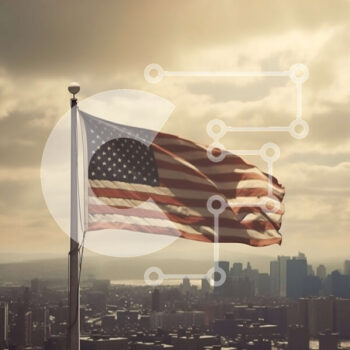 Intra Συλλεκτικό Ξύλινο Παζλ Plywood  4mm - Υπερήφανη εικόνα της αμερικανικής σημαίας που κυματίζει ψηλά πάνω από τον ορίζοντα της πόλης Σε Ξύλινο Κουτί - Διαστάσεις Puzzle: 10x10 cm – 25 κομμάτια - Image 1