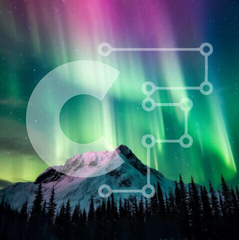 Intra Συλλεκτικό Ξύλινο Παζλ Plywood  4mm - Ζωντανή Aurora Borealis φωτίζει τον νυχτερινό ουρανό πάνω από ένα χιονισμένο βουνό Σε Ξύλινο Κουτί - Διαστάσεις: 10x10 cm – 25 κομμάτια - Image 1