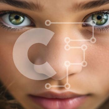 Intra Συλλεκτικό Ξύλινο Παζλ Plywood  4mm - Πορτρέτο μιας νεαρής γυναίκας με σγουρά μαλλιά και πράσινα μάτια Σε Ξύλινο Κουτί - Διαστάσεις Puzzle: 10x10 cm – 25 κομμάτια - Image 1