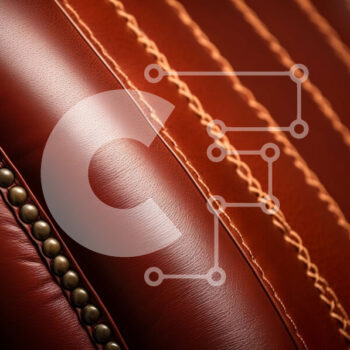 Intra Συλλεκτικό Ξύλινο Παζλ Plywood  4mm - Όμορφη κοντινή φωτογραφία μιας κόκκινης δερμάτινης καρέκλας με περίπλοκες ραφές Σε Ξύλινο Κουτί - Διαστάσεις Puzzle: 10x10 cm – 25 κομμάτια - Image 1