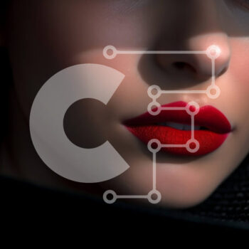 Intra Συλλεκτικό Ξύλινο Παζλ Plywood  4mm - Όμορφο πορτρέτο μιας γυναίκας με κόκκινο κραγιόν και μαύρο καπέλο Σε Ξύλινο Κουτί - Διαστάσεις Puzzle: 10x10 cm – 25 κομμάτια - Image 1