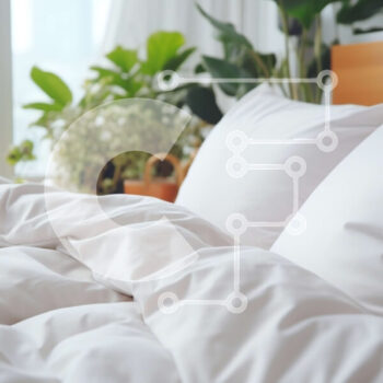 Intra Συλλεκτικό Ξύλινο Παζλ Plywood  4mm - Κρεβάτι με λευκά σεντόνια και μαξιλάρια σε ένα φωτεινό δωμάτιο Σε Ξύλινο Κουτί - Διαστάσεις Puzzle: 10x10 cm – 25 κομμάτια - Image 1