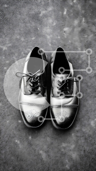 Intra Συλλεκτικό Ξύλινο Παζλ Plywood  4mm - Κομψά μαύρα δερμάτινα παπούτσια με κορδόνια σε γκρι τσιμεντένιο πάτωμα Σε Ξύλινο Κουτί - Διαστάσεις Puzzle: 10x10 cm – 25 κομμάτια