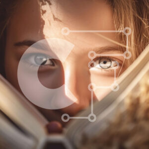 Intra Συλλεκτικό Ξύλινο Παζλ Plywood  4mm - Αξιολάτρευτη εικόνα ενός νεαρού κοριτσιού που κρυφοκοιτάζει πίσω από ένα βιβλίο Σε Ξύλινο Κουτί - Διαστάσεις Puzzle: 10x10 cm – 25 κομμάτια