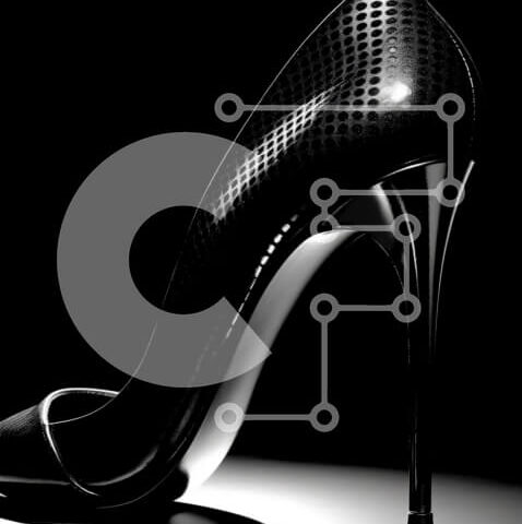 Intra Συλλεκτικό Ξύλινο Παζλ Plywood  4mm - Κομψό και κομψό μαύρο ψηλοτάκουνο παπούτσι με μυτερή μύτη και τακούνι στιλέτο Σε Ξύλινο Κουτί - Διαστάσεις Puzzle: 10x10 cm – 25 κομμάτια - Image 1