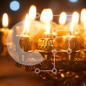 Intra Συλλεκτικό Ξύλινο Παζλ Plywood  4mm - Κοντινό πλάνο Hanukkah Menorah με εννέα αναμμένα κεριά Σε Ξύλινο Κουτί - Διαστάσεις Puzzle: 10x10 cm – 25 κομμάτια - Image 1