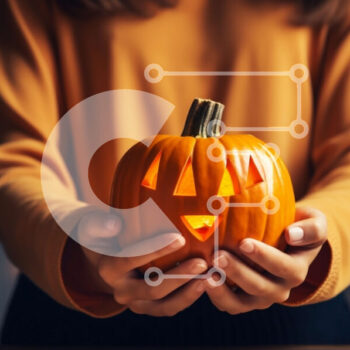 Intra Συλλεκτικό Ξύλινο Παζλ Plywood  4mm - Άτομο που κρατά σκαλιστή κολοκύθα με χαμογελαστό πρόσωπο Σε Ξύλινο Κουτί - Διαστάσεις Puzzle: 10x10 cm – 25 κομμάτια - Image 1