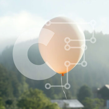 Intra Συλλεκτικό Ξύλινο Παζλ Plywood  4mm - Λευκό μπαλόνι που επιπλέει στον αέρα με τα δέντρα και τα σπίτια Σε Ξύλινο Κουτί - Διαστάσεις Puzzle: 10x10 cm – 25 κομμάτια - Image 1