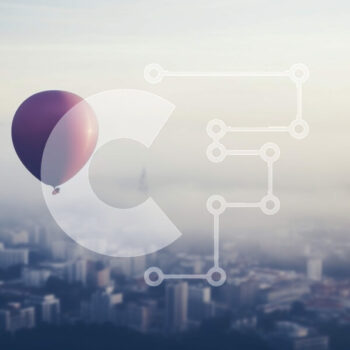 Intra Συλλεκτικό Ξύλινο Παζλ Plywood  4mm - Κόκκινο μπαλόνι ζεστού αέρα που επιπλέει πάνω από την αστική περιοχή Σε Ξύλινο Κουτί - Διαστάσεις Puzzle: 10x10 cm – 25 κομμάτια - Image 1