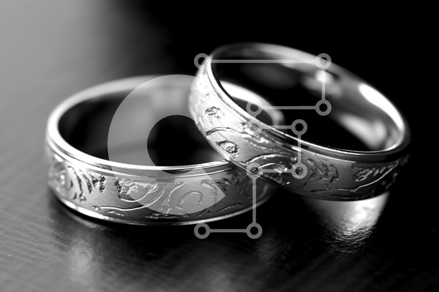 Intra Συλλεκτικό Ξύλινο Παζλ Plywood  4mm - Εκπληκτική εικόνα δύο βέρες σε μαύρη επιφάνεια Σε Ξύλινο Κουτί - Διαστάσεις Puzzle: 10x10 cm – 25 κομμάτια