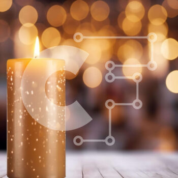 Intra Συλλεκτικό Ξύλινο Παζλ Plywood  4mm - Αναμμένο κερί σε ξύλινο τραπέζι με φώτα Bokeh Σε Ξύλινο Κουτί - Διαστάσεις: 10x10 cm – 25 κομμάτια - Image 1