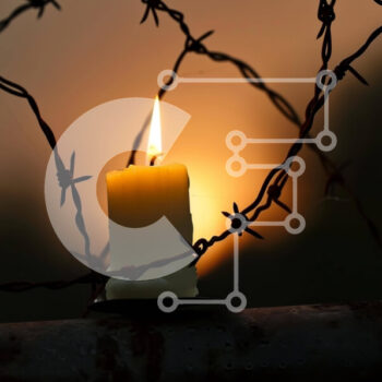 Intra Συλλεκτικό Ξύλινο Παζλ Plywood  4mm - Σιλουέτα κεριών στο συρματόπλεγμα στο ηλιοβασίλεμα Σε Ξύλινο Κουτί - Διαστάσεις Puzzle: 10x10 cm – 25 κομμάτια - Image 1