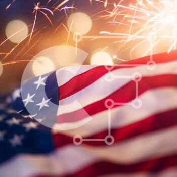 Intra Συλλεκτικό Ξύλινο Παζλ Plywood  4mm - Αμερικανική σημαία με πυροτεχνήματα και βεγγαλικά στις 4 Ιουλίου Σε Ξύλινο Κουτί - Διαστάσεις: 10x10 cm – 25 κομμάτια - Image 1