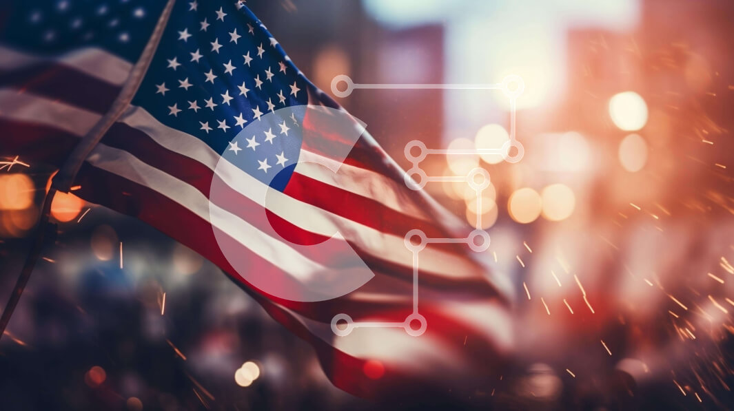 Intra Συλλεκτικό Ξύλινο Παζλ Plywood  4mm - Αμερικανική σημαία την ημέρα της ανεξαρτησίας σε μια πόλη Σε Ξύλινο Κουτί - Διαστάσεις: 10x10 cm – 25 κομμάτια