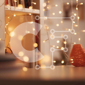 Intra Συλλεκτικό Ξύλινο Παζλ Plywood  4mm - Πορτοκαλί βάζο στο τραπέζι με φωτάκια και βιβλία Σε Ξύλινο Κουτί - Διαστάσεις Puzzle: 10x10 cm – 25 κομμάτια - Image 1