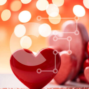 Intra Συλλεκτικό Ξύλινο Παζλ Plywood  4mm - Γλυπτό Red Heart που περιβάλλεται από άλλες καρδιές σε ένα γιορτινό τραπέζι Σε Ξύλινο Κουτί - Διαστάσεις Puzzle: 10x10 cm – 25 κομμάτια