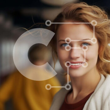 Intra Συλλεκτικό Ξύλινο Παζλ Plywood  4mm - Νεαρή γυναίκα σε κατάστρωμα κρουαζιερόπλοιων Σε Ξύλινο Κουτί - Διαστάσεις Puzzle: 10x10 cm – 25 κομμάτια - Image 1