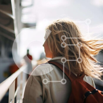 Intra Συλλεκτικό Ξύλινο Παζλ Plywood  4mm - Νεαρή γυναίκα που περπατά κατά μήκος του κιγκλιδώματος του κρουαζιερόπλοιου με θέα στον ωκεανό Σε Ξύλινο Κουτί - Διαστάσεις Puzzle: 10x10 cm – 25 κομμάτια - Image 1