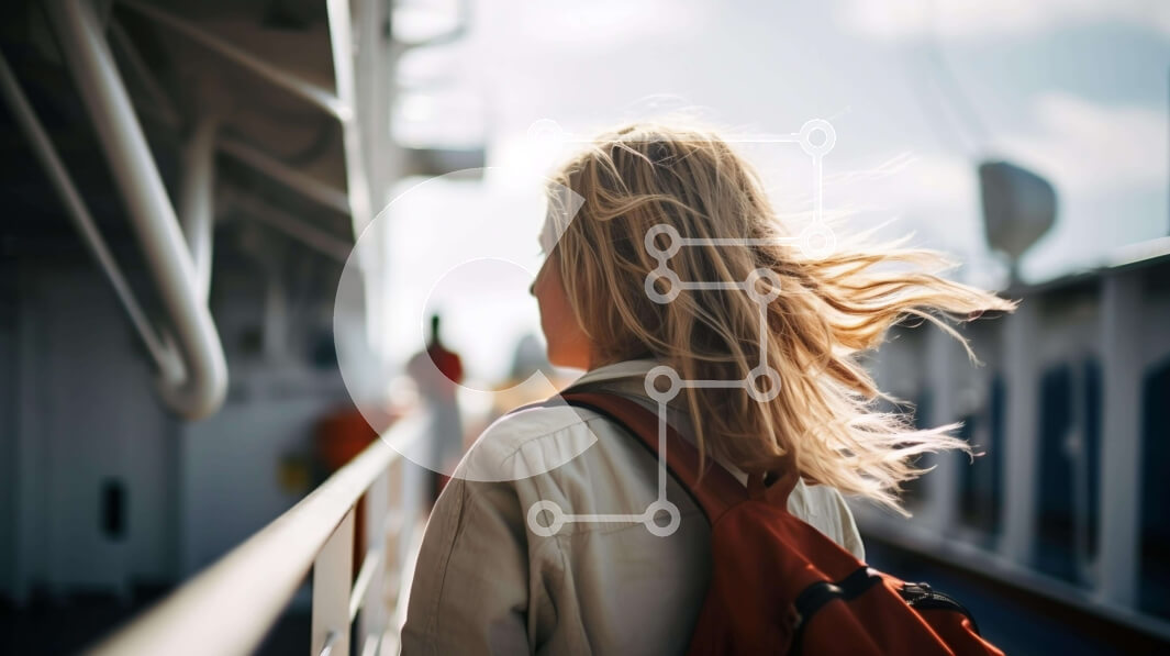 Intra Συλλεκτικό Ξύλινο Παζλ Plywood  4mm - Νεαρή γυναίκα που περπατά κατά μήκος του κιγκλιδώματος του κρουαζιερόπλοιου με θέα στον ωκεανό Σε Ξύλινο Κουτί - Διαστάσεις Puzzle: 10x10 cm – 25 κομμάτια