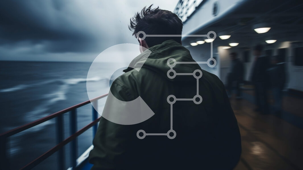 Intra Συλλεκτικό Ξύλινο Παζλ Plywood  4mm - Άνθρωπος σε κατάστρωμα κρουαζιερόπλοιου που κοιτάζει πέρα ​​από το νερό Σε Ξύλινο Κουτί - Διαστάσεις Puzzle: 10x10 cm – 25 κομμάτια