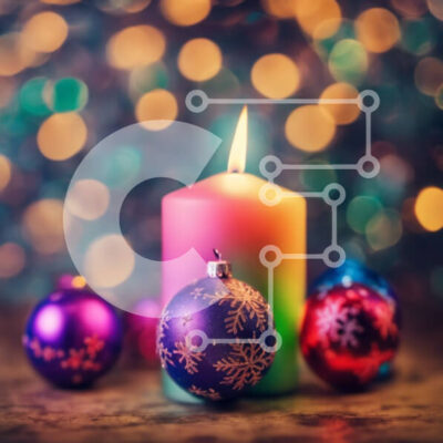 Intra Συλλεκτικό Ξύλινο Παζλ Plywood  4mm - Χριστουγεννιάτικο κερί με πολύχρωμα στολίδια σε αφηρημένο φόντο Bokeh Σε Ξύλινο Κουτί - Διαστάσεις: 10x10 cm – 25 κομμάτια - Image 1