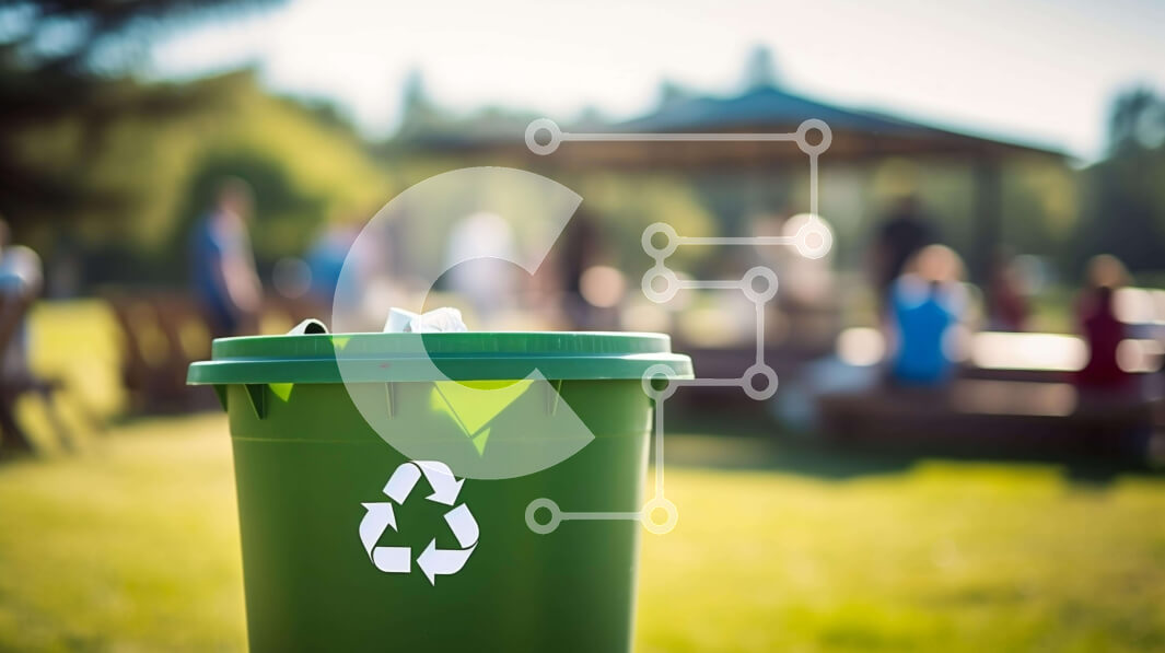 Intra Συλλεκτικό Ξύλινο Παζλ Plywood  4mm - Πράσινος κάδος ανακύκλωσης σε ανοιχτό χωράφι με ανθρώπους Σε Ξύλινο Κουτί - Διαστάσεις Puzzle: 10x10 cm – 25 κομμάτια