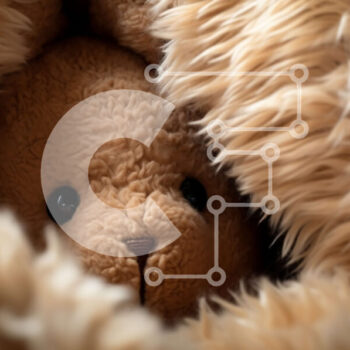 Intra Συλλεκτικό Ξύλινο Παζλ Plywood  4mm - Άνετο αρκουδάκι φωλιασμένο σε μαλακές κουβέρτες Σε Ξύλινο Κουτί - Διαστάσεις: 10x10 cm – 25 κομμάτια - Image 1