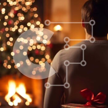 Intra Συλλεκτικό Ξύλινο Παζλ Plywood  4mm - Άνδρας που απολαμβάνει την περίοδο των Χριστουγέννων με ανοιχτό δώρο μπροστά από το τζάκι Σε Ξύλινο Κουτί - Διαστάσεις: 10x10 cm – 25 κομμάτια - Image 1