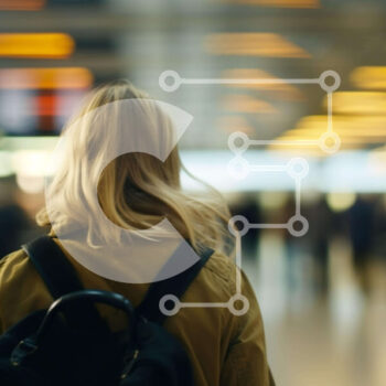 Intra Συλλεκτικό Ξύλινο Παζλ Plywood  4mm - Γυναίκα με σακίδιο που περπατά στο αεροδρόμιο ή στο σιδηροδρομικό σταθμό Σε Ξύλινο Κουτί - Διαστάσεις Puzzle: 10x10 cm – 25 κομμάτια - Image 1