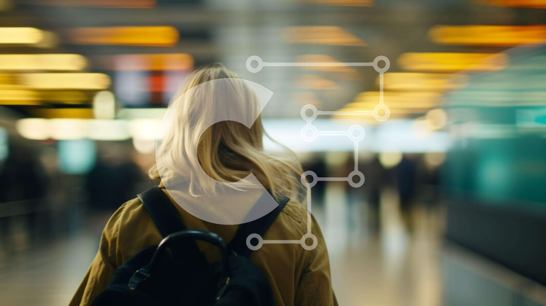 Intra Συλλεκτικό Ξύλινο Παζλ Plywood  4mm - Γυναίκα με σακίδιο που περπατά στο αεροδρόμιο ή στο σιδηροδρομικό σταθμό Σε Ξύλινο Κουτί - Διαστάσεις Puzzle: 10x10 cm – 25 κομμάτια