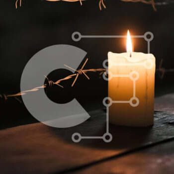 Intra Συλλεκτικό Ξύλινο Παζλ Plywood  4mm - Κερί και συρματοπλέγματα σε σκούρο φόντο Σε Ξύλινο Κουτί - Διαστάσεις Puzzle: 10x10 cm – 25 κομμάτια - Image 1