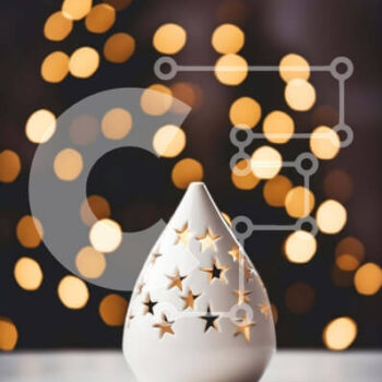 Intra Συλλεκτικό Ξύλινο Παζλ Plywood  4mm - Γιορτινό κερί σε σχήμα λευκού αστεριού σε ημιτελές ξύλινο τραπέζι Σε Ξύλινο Κουτί - Διαστάσεις Puzzle: 10x10 cm – 25 κομμάτια - Image 1