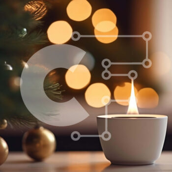 Intra Συλλεκτικό Ξύλινο Παζλ Plywood  4mm - Αναμμένο κερί μπροστά από ένα στολισμένο χριστουγεννιάτικο δέντρο Σε Ξύλινο Κουτί - Διαστάσεις: 10x10 cm – 25 κομμάτια - Image 1