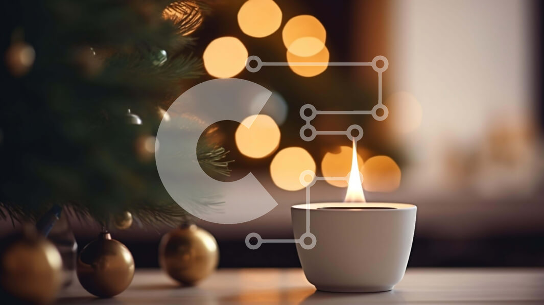 Intra Συλλεκτικό Ξύλινο Παζλ Plywood  4mm - Αναμμένο κερί μπροστά από ένα στολισμένο χριστουγεννιάτικο δέντρο Σε Ξύλινο Κουτί - Διαστάσεις: 10x10 cm – 25 κομμάτια