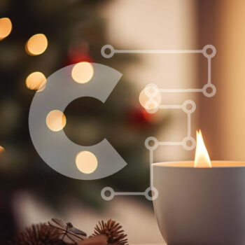 Intra Συλλεκτικό Ξύλινο Παζλ Plywood  4mm - Αναμμένο λευκό κερί μπροστά από ένα χριστουγεννιάτικο δέντρο με κουκουνάρι Σε Ξύλινο Κουτί - Διαστάσεις: 10x10 cm – 25 κομμάτια - Image 1