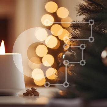 Intra Συλλεκτικό Ξύλινο Παζλ Plywood  4mm - Αναμμένο κερί μπροστά από το στολισμένο χριστουγεννιάτικο δέντρο Σε Ξύλινο Κουτί - Διαστάσεις: 10x10 cm – 25 κομμάτια - Image 1