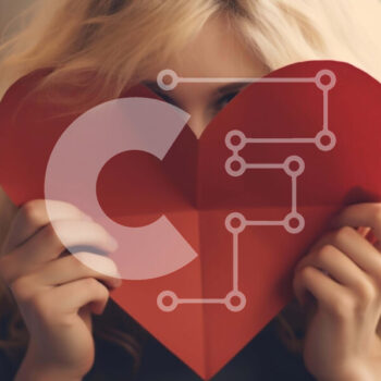 Intra Συλλεκτικό Ξύλινο Παζλ Plywood  4mm - Νεαρή γυναίκα με χαρτί σε σχήμα καρδιάς που καλύπτει το πρόσωπό της Σε Ξύλινο Κουτί - Διαστάσεις Puzzle: 10x10 cm – 25 κομμάτια - Image 1